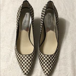 Michael Kors point-toe pump